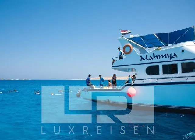 Ein weißes Ausflugsboot mit dem Namen 