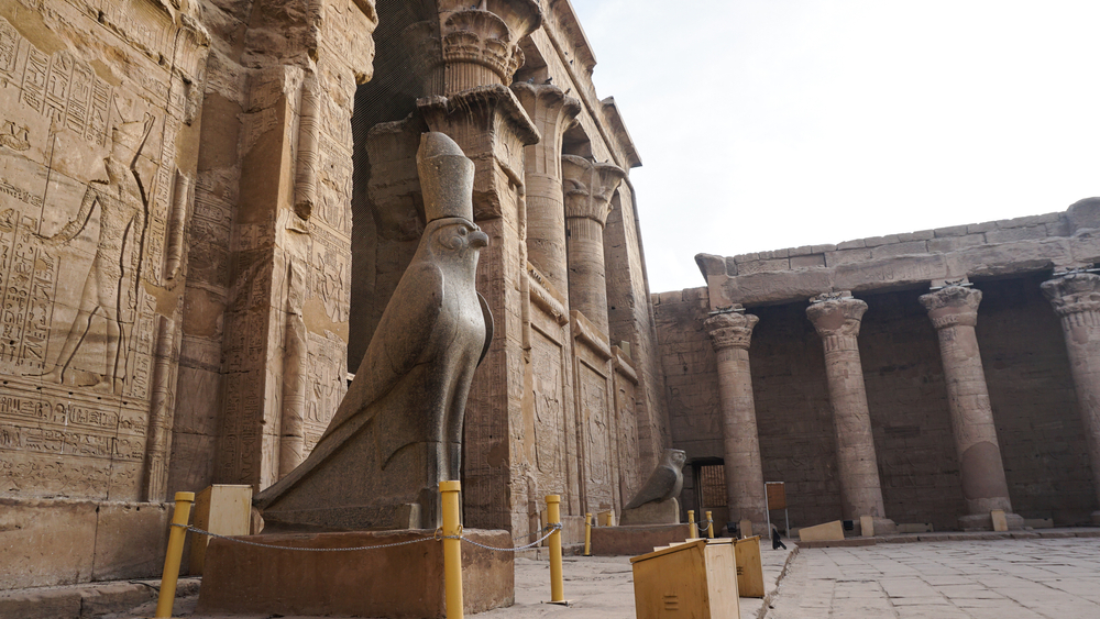 Luxor-Tempel am Abend mit beleuchteten Säulen am Ostufer des Nils