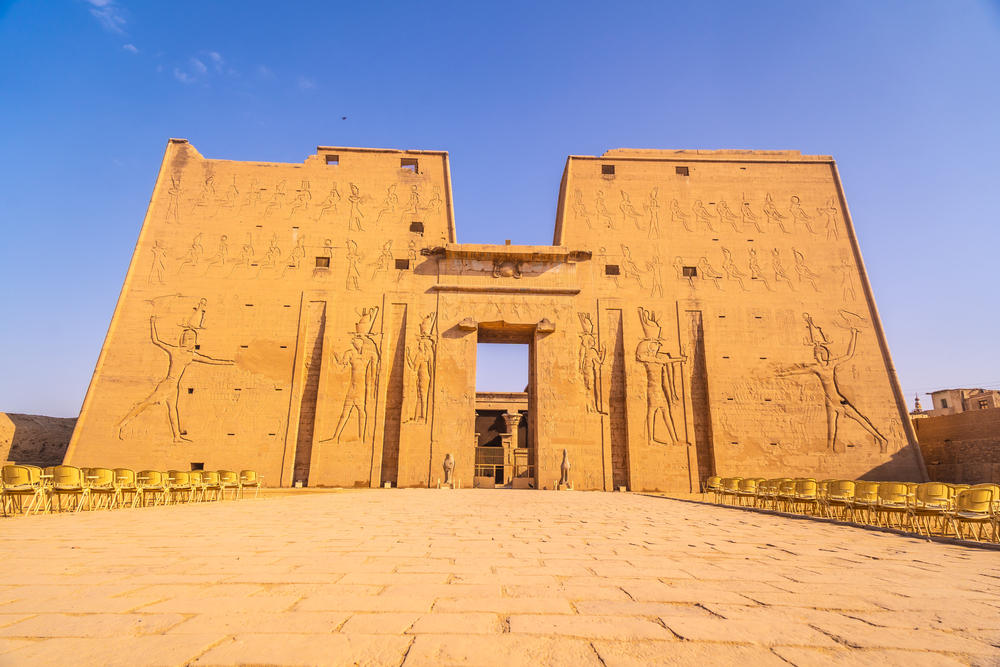Hypostylhalle im Karnak-Tempel in Luxor mit monumentalen Säulen
